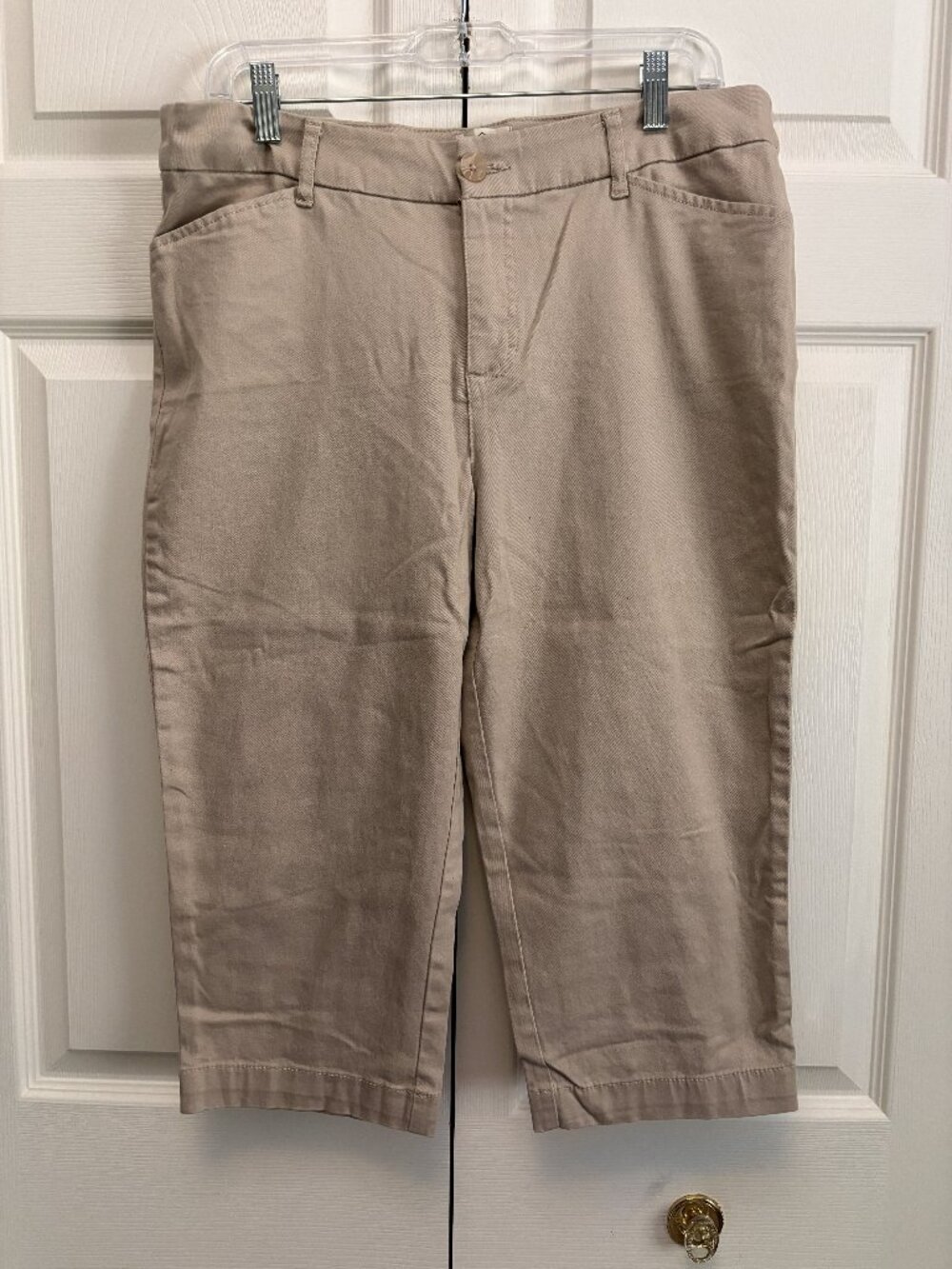 St John’s Bay Tan Crop Pants Size 10 Capri Stretch Casual Like New